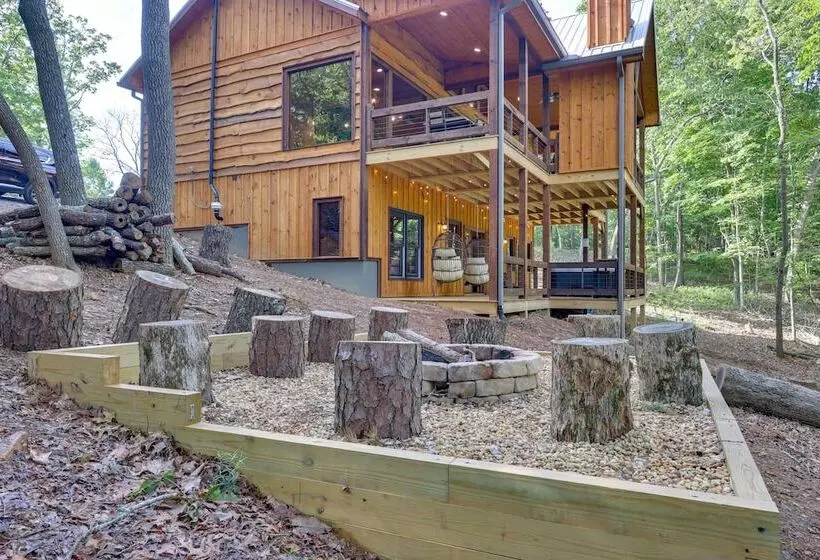 Luxe Morganton Cabin: Hot Tub, Fire Pit, Game Room