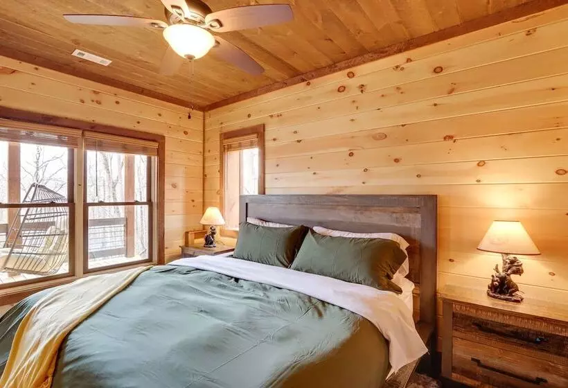 Luxe Morganton Cabin: Hot Tub, Fire Pit, Game Room