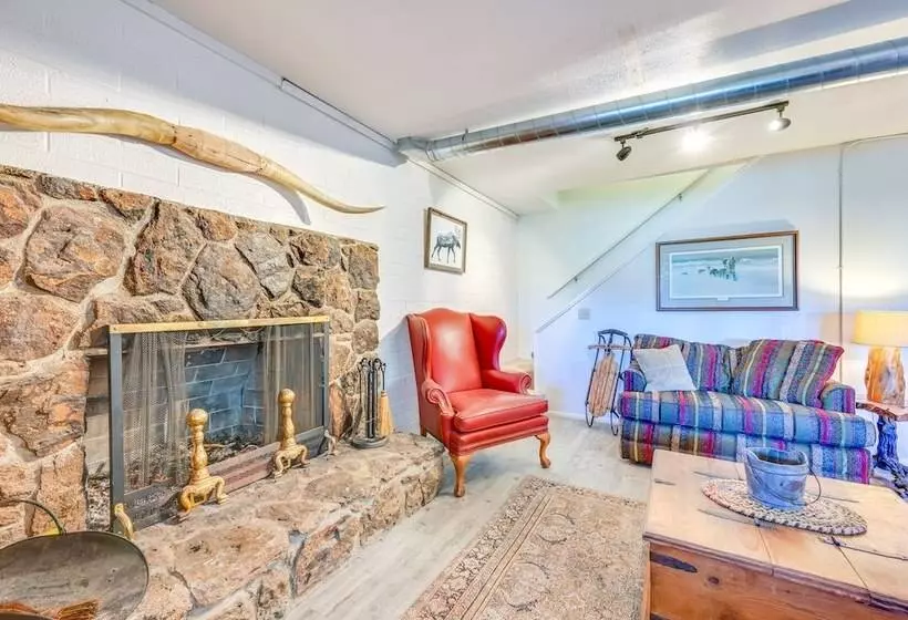 Spacious Munds Park Cabin W/ Golf Course Views