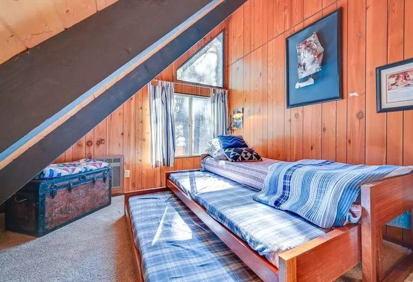 Spacious Munds Park Cabin W/ Golf Course Views