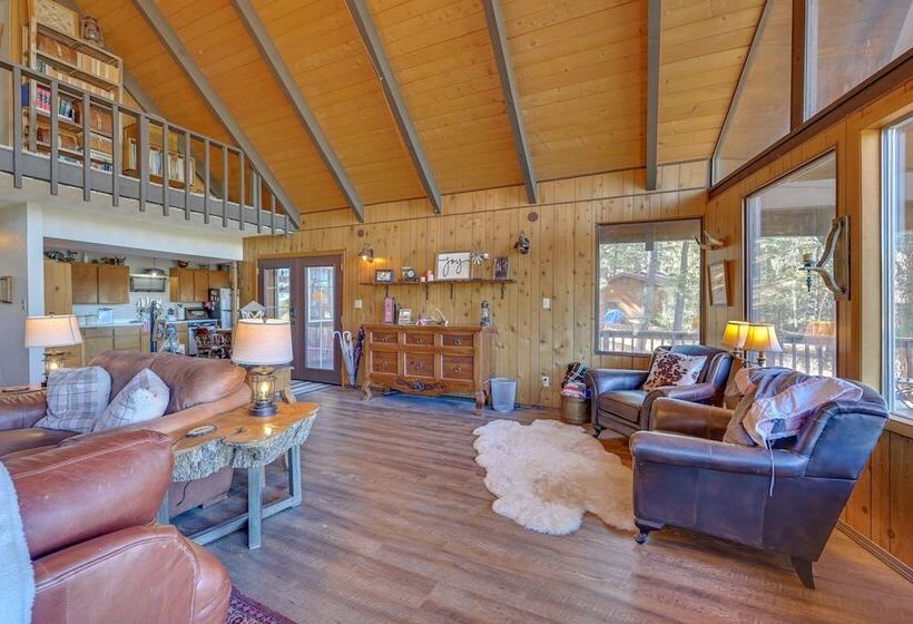 Spacious Munds Park Cabin W/ Golf Course Views