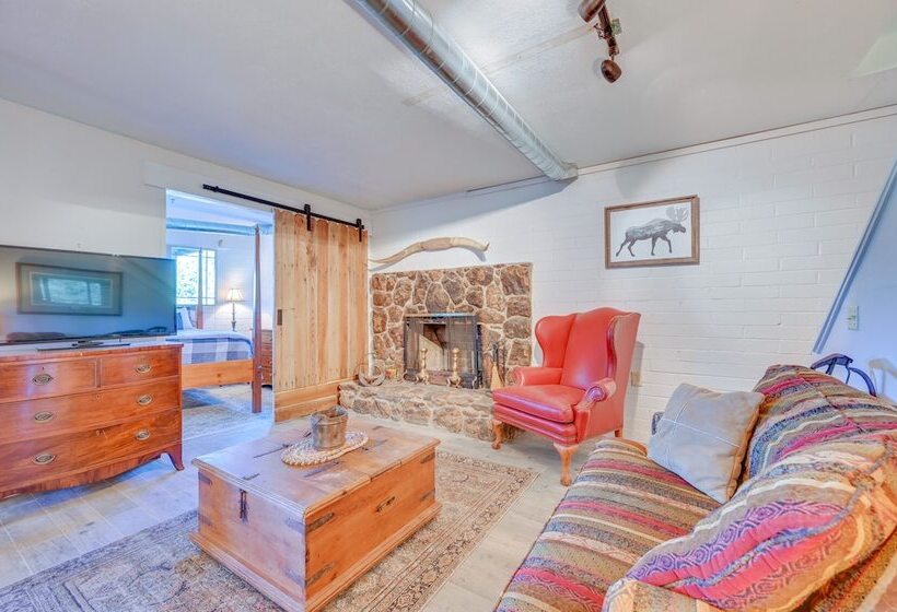 Spacious Munds Park Cabin W/ Golf Course Views