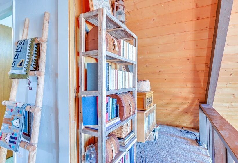 Spacious Munds Park Cabin W/ Golf Course Views