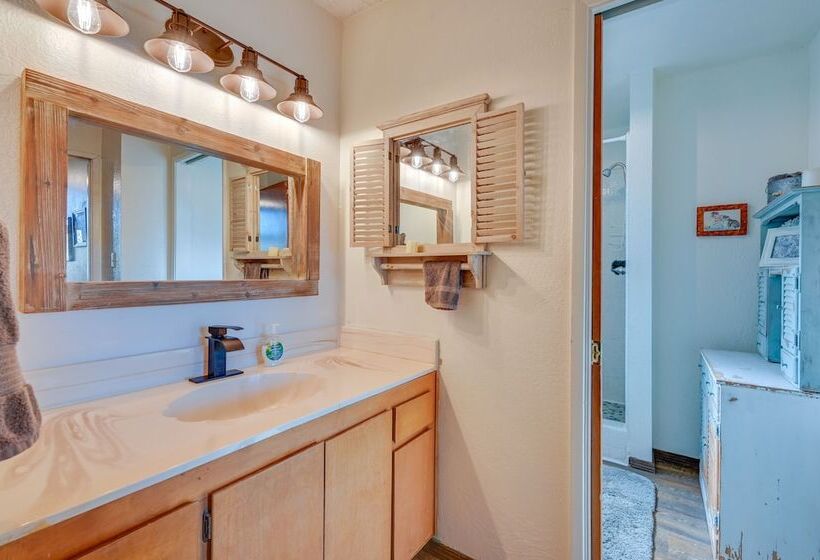 Spacious Munds Park Cabin W/ Golf Course Views