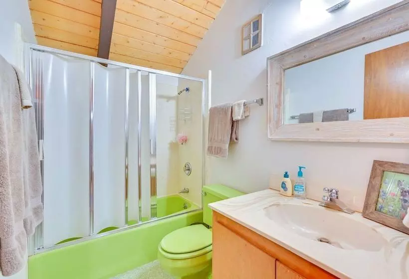 Spacious Munds Park Cabin W/ Golf Course Views