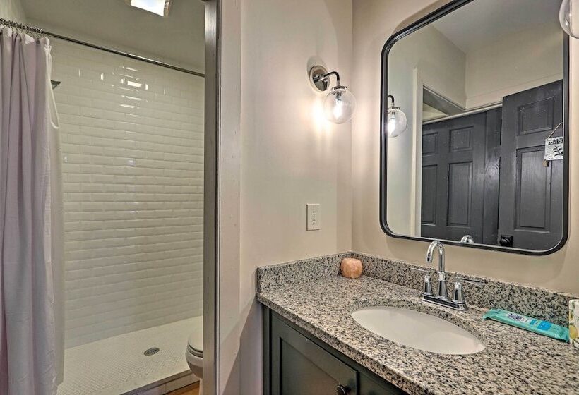 Newnan Retreat On 95 Acres: Hike, Bike & More