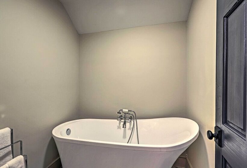 Newnan Retreat On 95 Acres: Hike, Bike & More