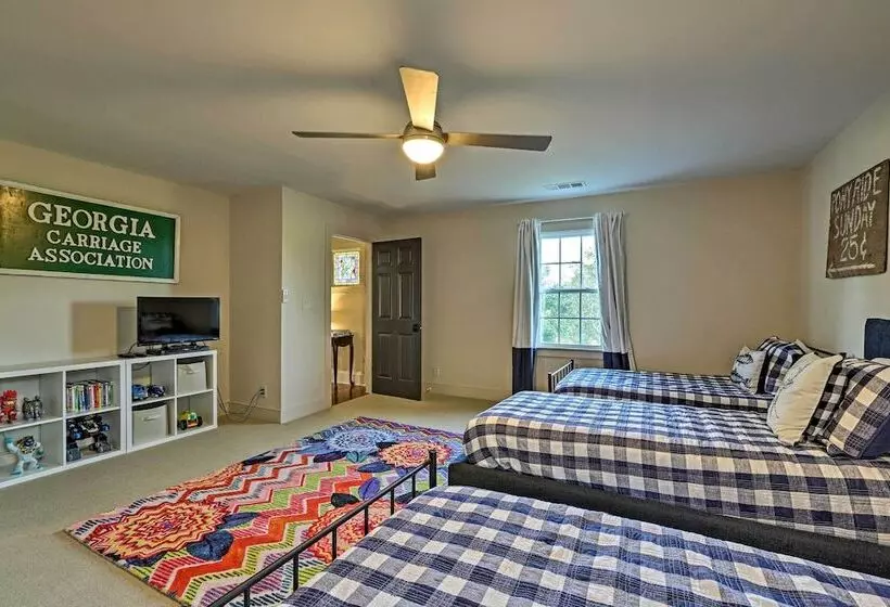 Newnan Retreat On 95 Acres: Hike, Bike & More