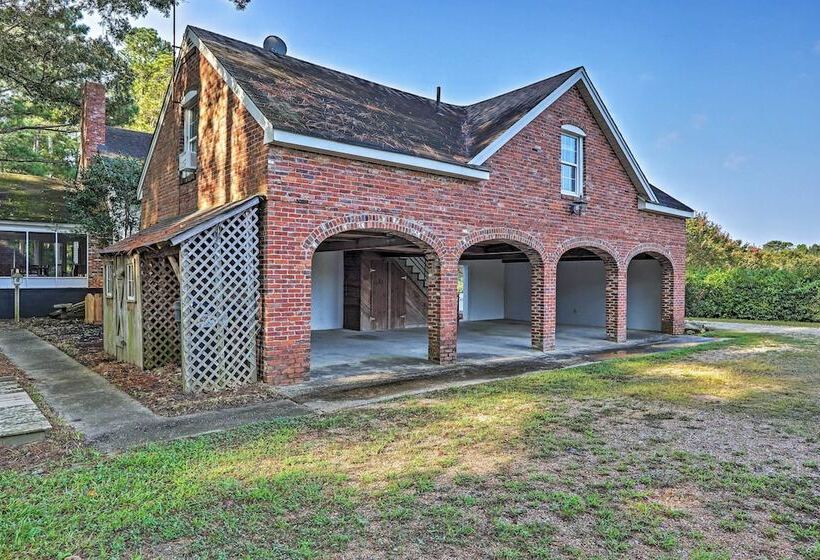 Newnan Retreat On 95 Acres: Hike, Bike & More