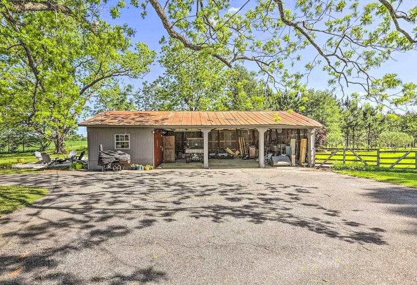Peaceful Cairo Farmhouse W/ Barn & Fire Pit