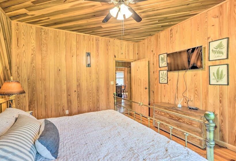 Peaceful Cairo Farmhouse W/ Barn & Fire Pit