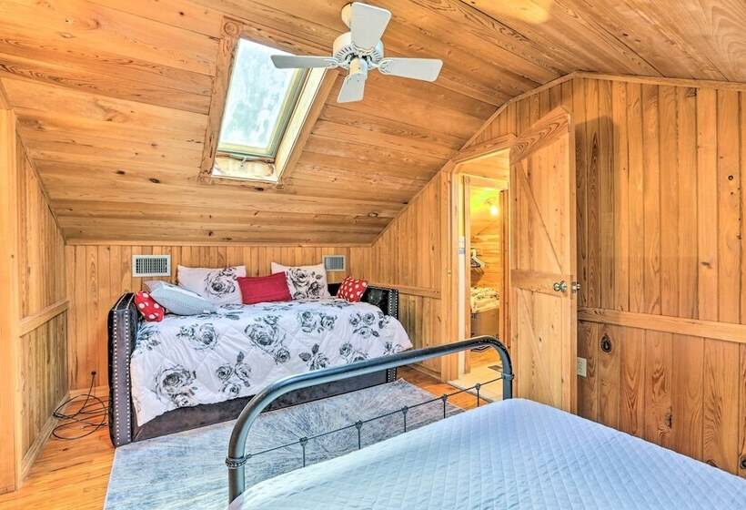 Peaceful Cairo Farmhouse W/ Barn & Fire Pit