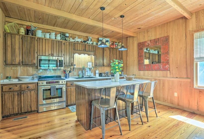 Peaceful Cairo Farmhouse W/ Barn & Fire Pit