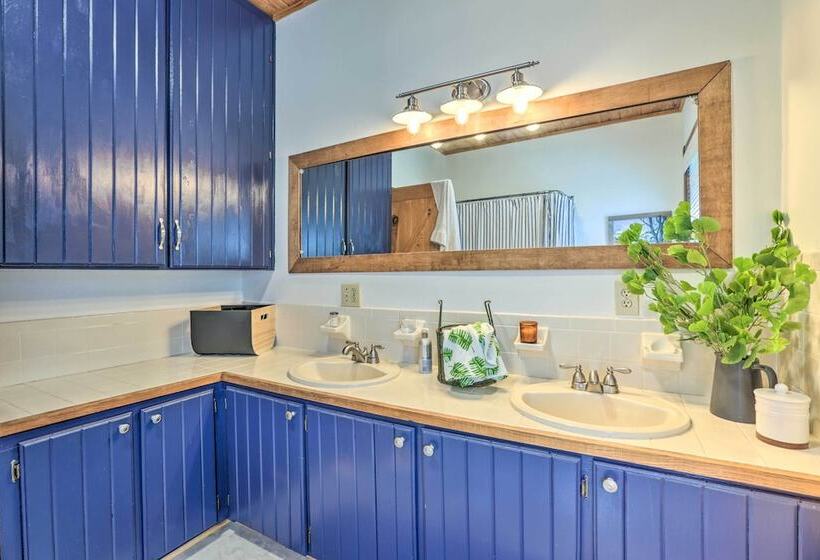 Peaceful Cairo Farmhouse W/ Barn & Fire Pit