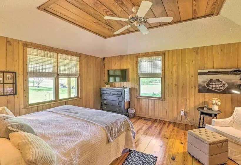 Peaceful Cairo Farmhouse W/ Barn & Fire Pit