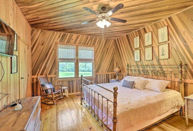 Peaceful Cairo Farmhouse W/ Barn & Fire Pit