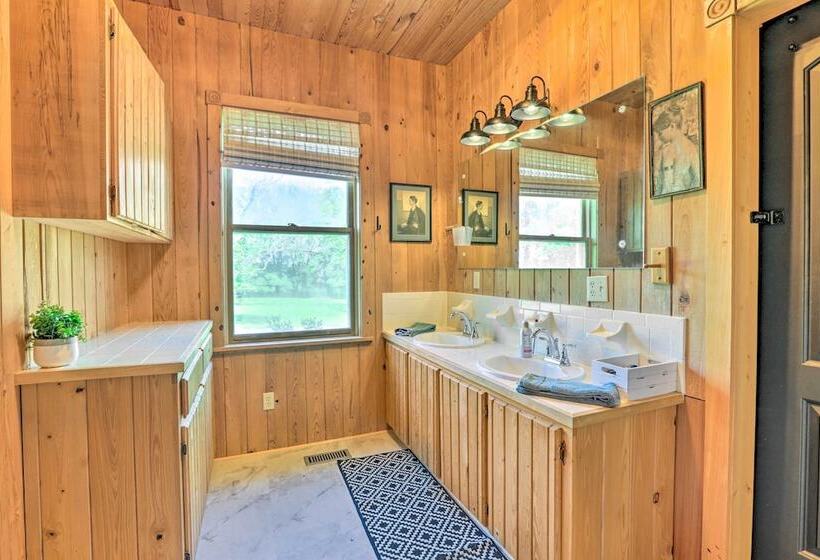 Peaceful Cairo Farmhouse W/ Barn & Fire Pit