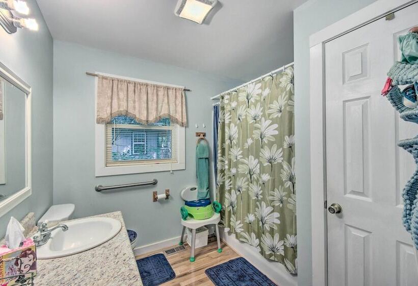 Peaceful Lake Hartwell Hideaway W/ Boat Dock!