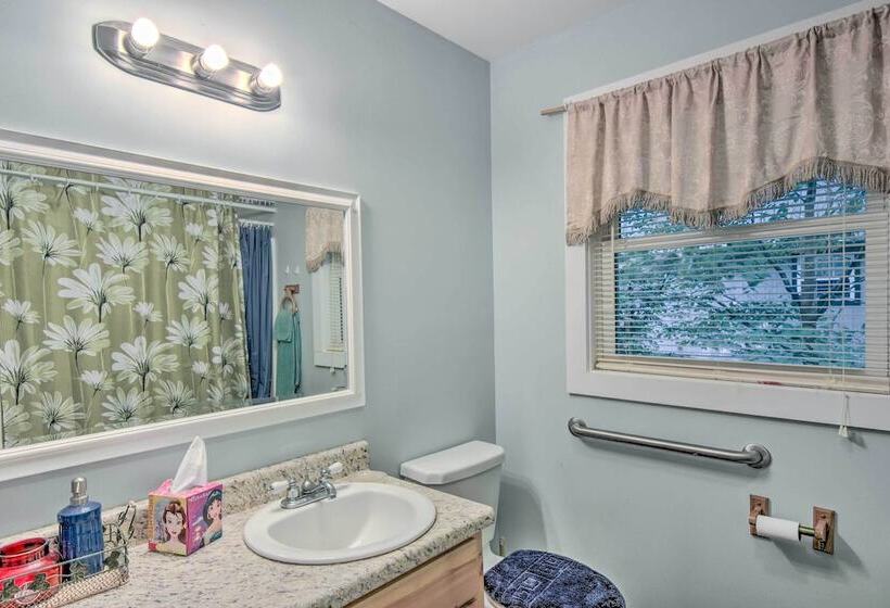 Peaceful Lake Hartwell Hideaway W/ Boat Dock!