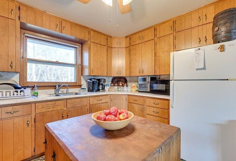 Peaceful Necedah Retreat: 3 Mi To Lakes!