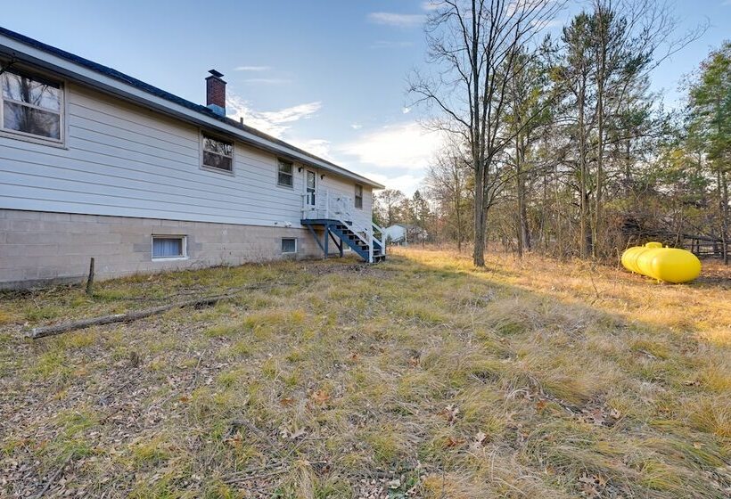 Peaceful Necedah Retreat: 3 Mi To Lakes!