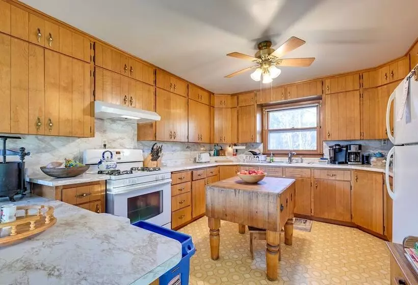 Peaceful Necedah Retreat: 3 Mi To Lakes!