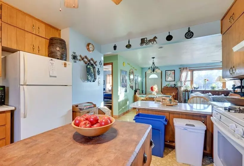 Peaceful Necedah Retreat: 3 Mi To Lakes!