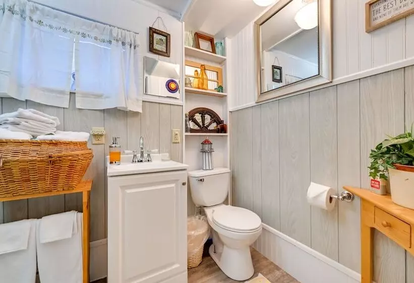 Peaceful Necedah Retreat: 3 Mi To Lakes!