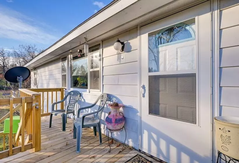 Peaceful Necedah Retreat: 3 Mi To Lakes!