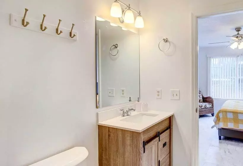 Peaceful Savannah Home   11 Mi To Beaches!