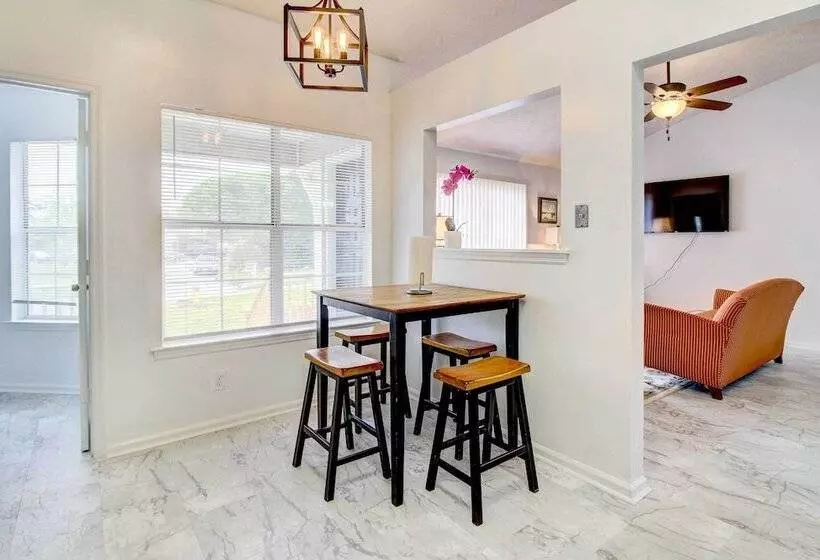 Peaceful Savannah Home   11 Mi To Beaches!