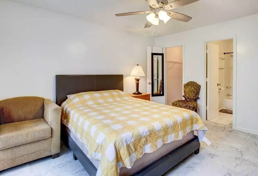 Peaceful Savannah Home   11 Mi To Beaches!