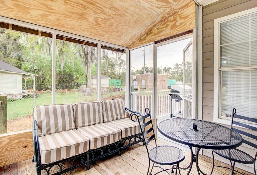 Peaceful Savannah Home   11 Mi To Beaches!