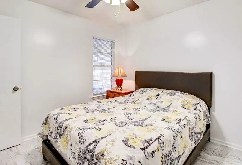 Peaceful Savannah Home   11 Mi To Beaches!