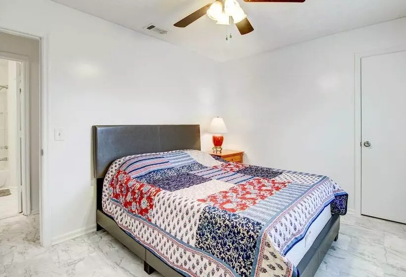 Peaceful Savannah Home   11 Mi To Beaches!