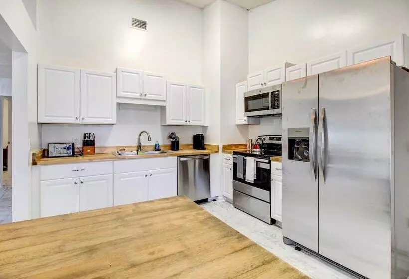 Peaceful Savannah Home   11 Mi To Beaches!