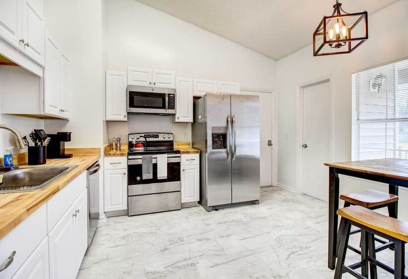 Peaceful Savannah Home   11 Mi To Beaches!