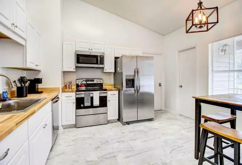 Peaceful Savannah Home   11 Mi To Beaches!