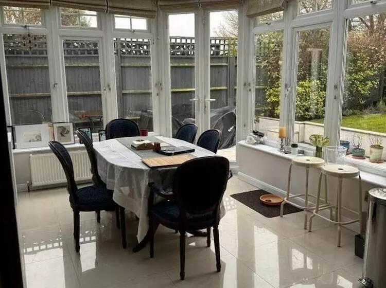 Residenssi Cosy And Lovely 4 Bed House In Stanmore