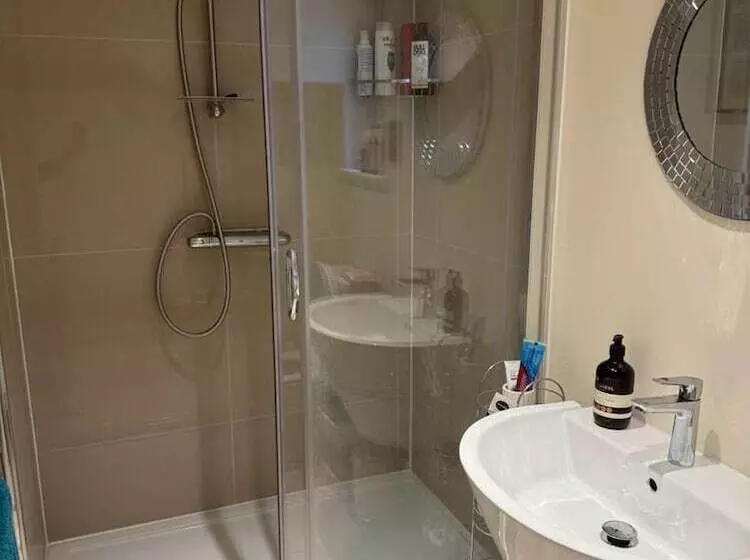 Residenssi Cosy And Lovely 4 Bed House In Stanmore