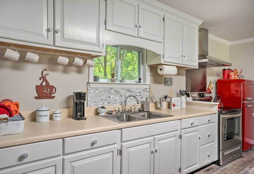 Rock Spring Hideaway W/ Large Yard + Grill!