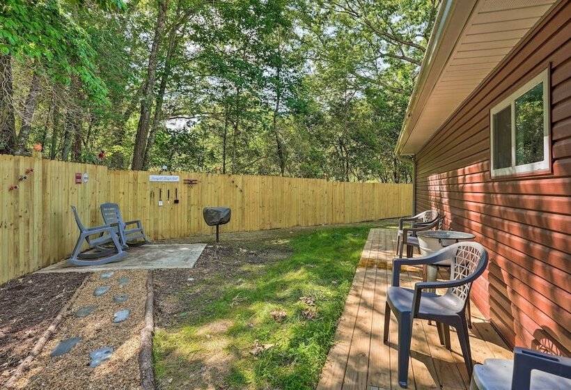 Rock Spring Hideaway W/ Large Yard + Grill!