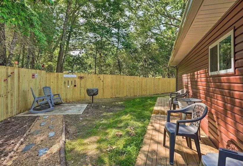 Rock Spring Hideaway W/ Large Yard + Grill!