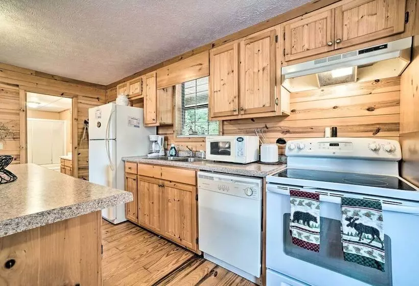 Rustic Young Harris Cabin W/ Fire Pit & Views