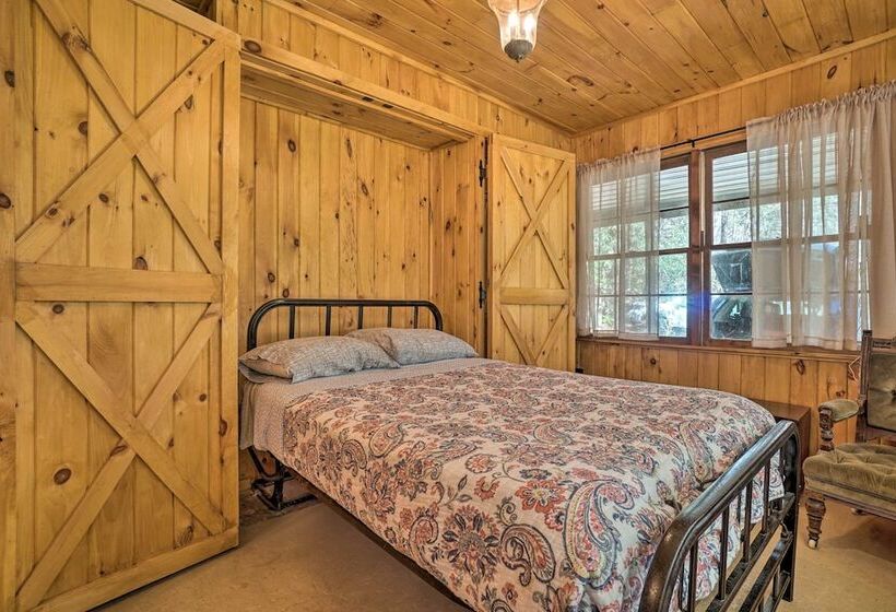 Seed Lake Home On 14 Acres W/ Boat Dock + Kayaks!