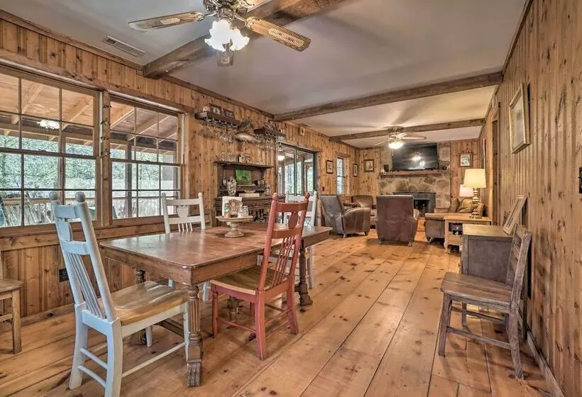 Seed Lake Home On 14 Acres W/ Boat Dock + Kayaks!