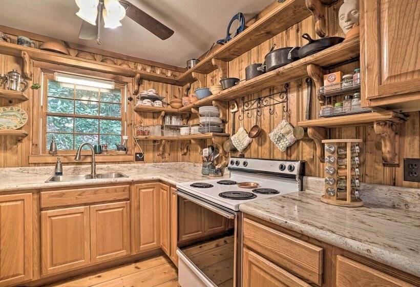 Seed Lake Home On 14 Acres W/ Boat Dock + Kayaks!