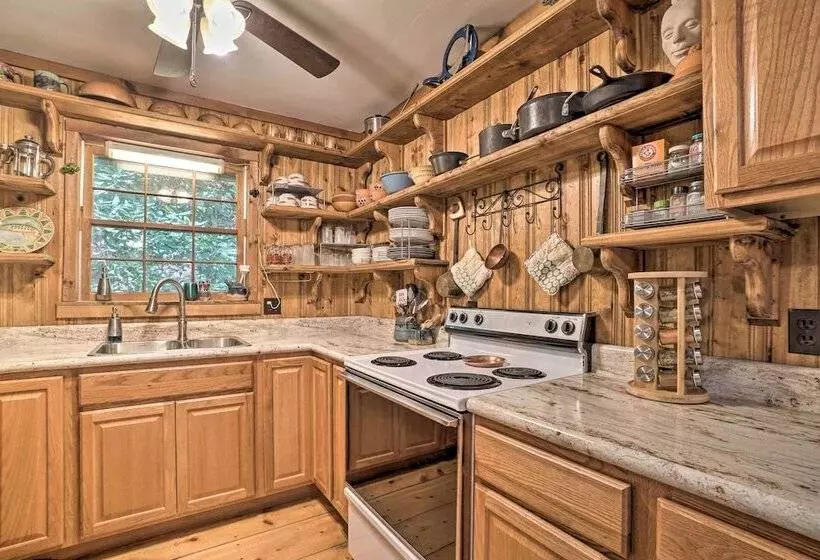 Seed Lake Home On 14 Acres W/ Boat Dock + Kayaks!