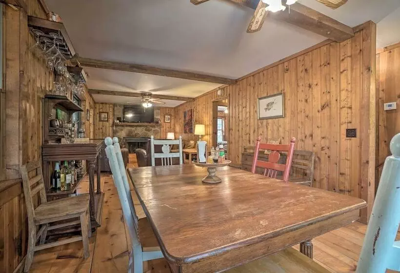 Seed Lake Home On 14 Acres W/ Boat Dock + Kayaks!