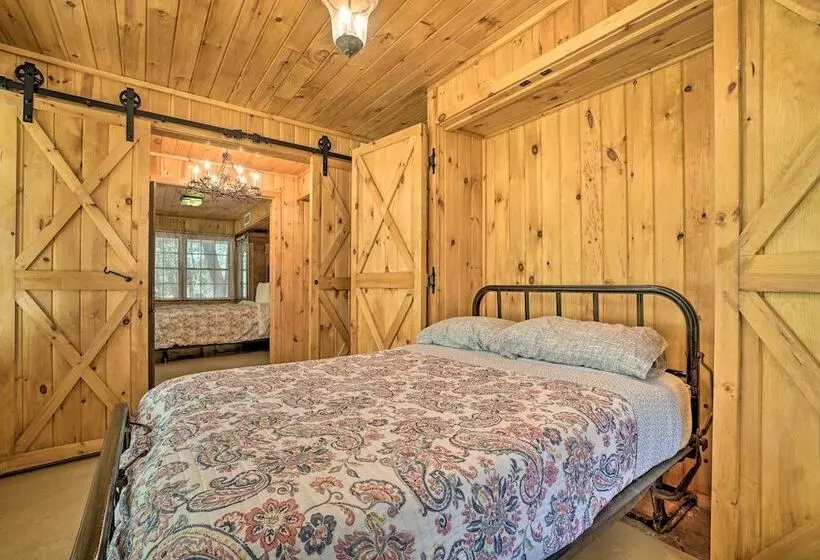 Seed Lake Home On 14 Acres W/ Boat Dock + Kayaks!
